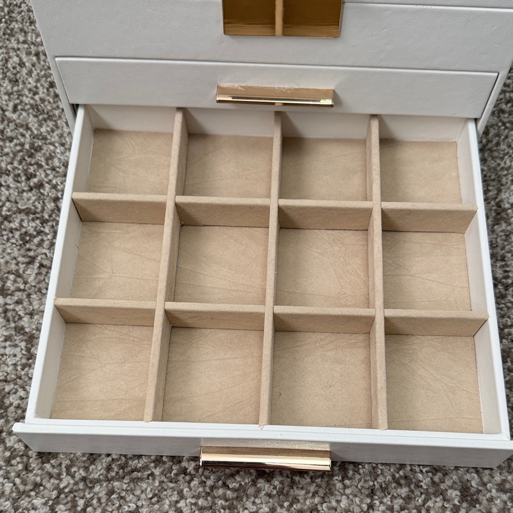 Elegant White Jewelry Organizer Box - Picture 5 of 9